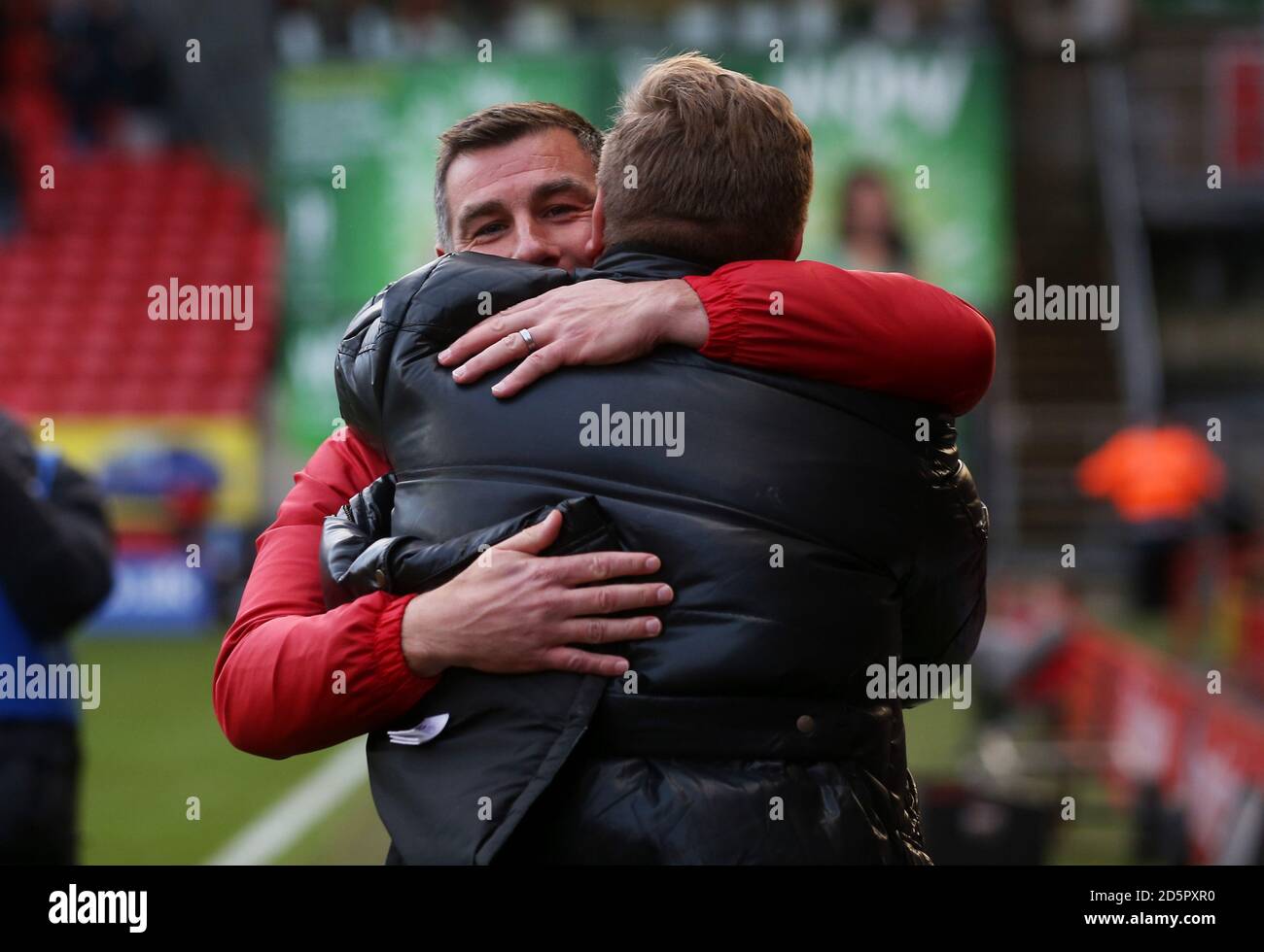 Il direttore di Charlton Athletic Karl Robinson e Milton Keynes Dons' Richie Barker Foto Stock