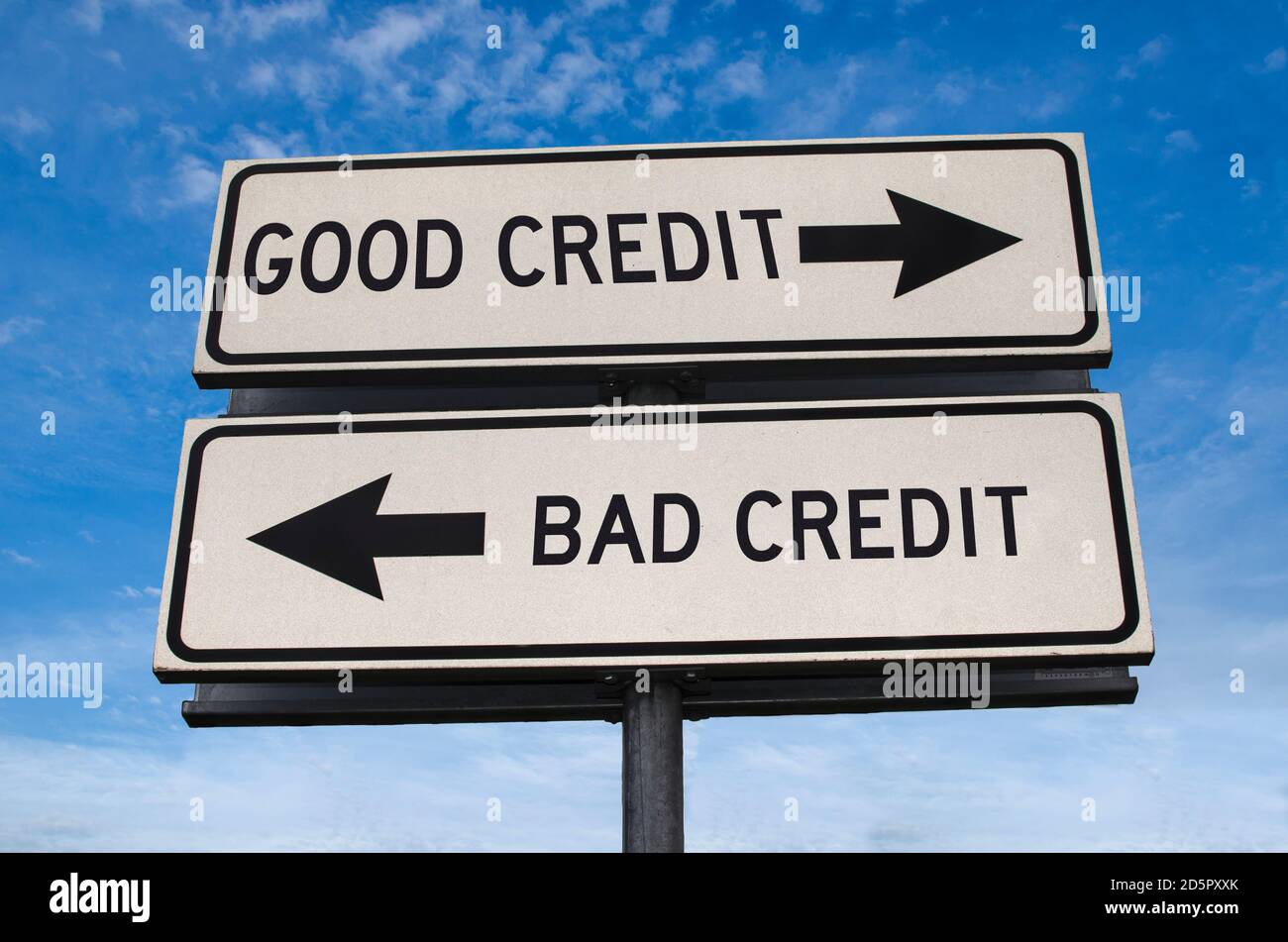 Buon credito vs cattivo credito. Due cartelli stradali bianchi con freccia su palo di metallo con parola. Strada direzionale. Cartello Crossroads Road, due frecce. Cielo blu indietro Foto Stock