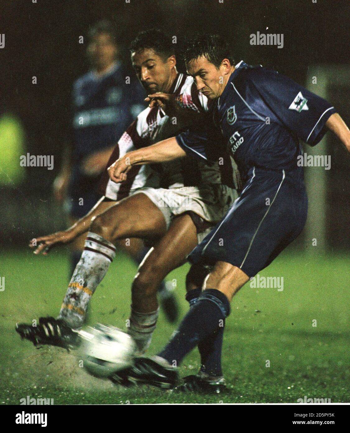 Il Chris Freestone (a sinistra) della città di Northampton non può bloccare un pass da Tottenham Hotspur's Justin Edinburgh (a destra) Foto Stock