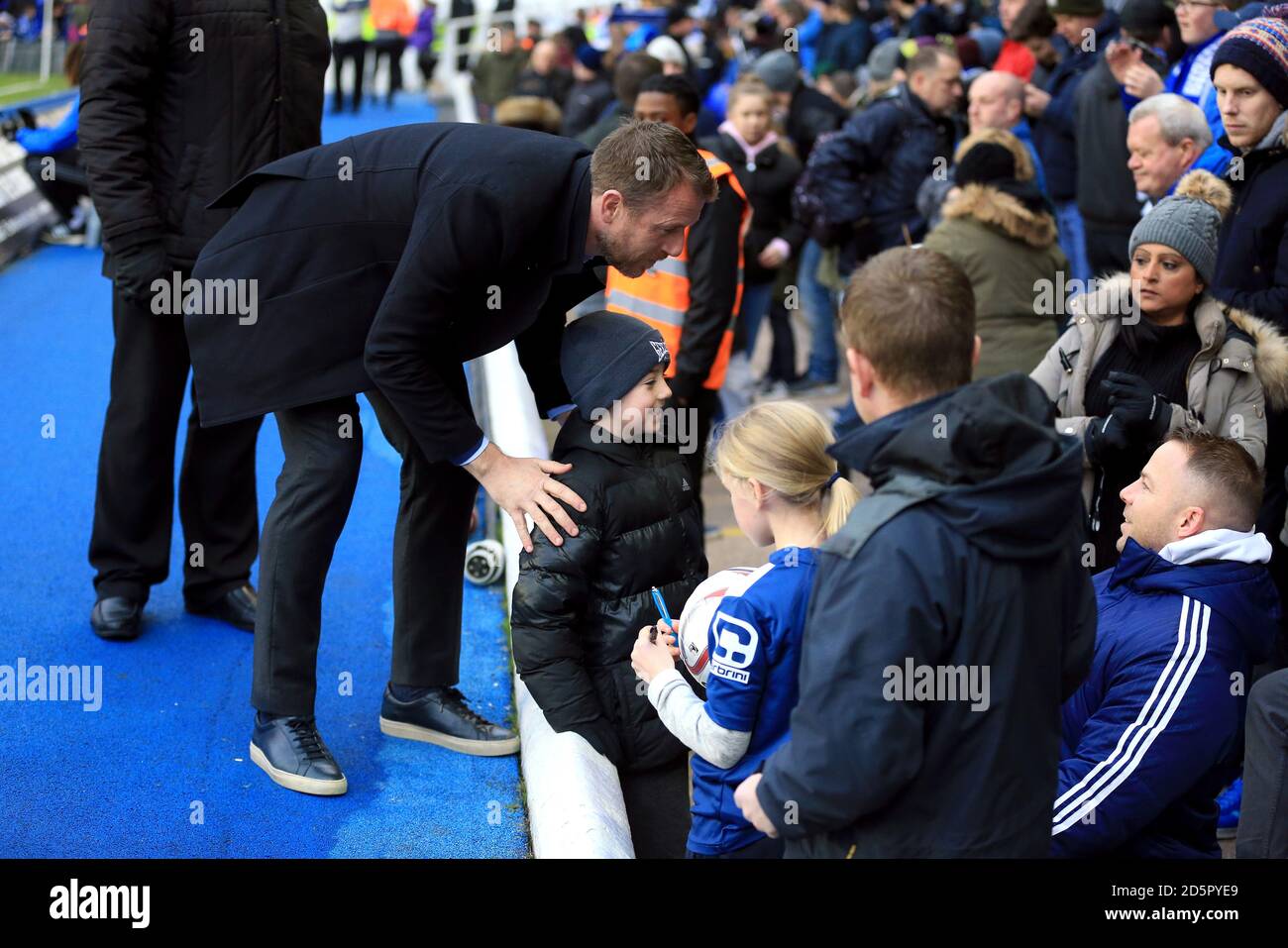 Gary Rowett, manager della città di Birmingham, firma autografi prima del gioco Foto Stock