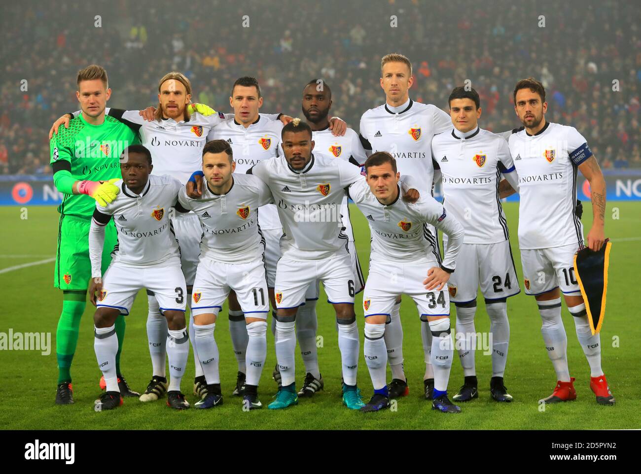 Il team di Basilea ha girato. Top Row (da sinistra a destra) Tomas Vaclik, Michael Lang, Eder Balanta, Marc Janko, Mohammed Elyooussi e Matias Delgado. In fondo alla fila (da sinistra a destra) Adama Traore, Renato Steffen, Serey Die e Taulant Xhaka Foto Stock