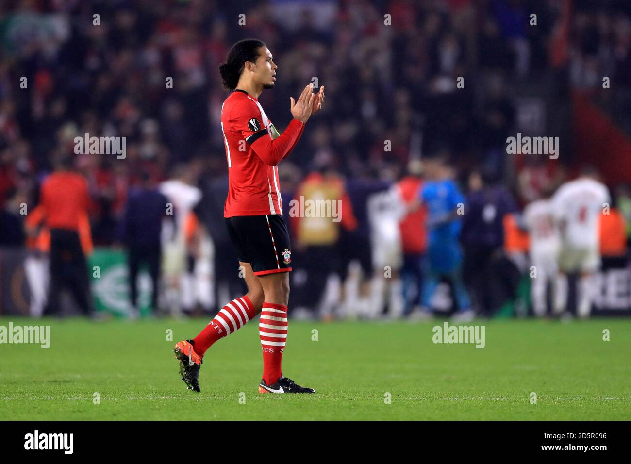 Virgil van Dijk di Southampton applaude i fan dopo il gioco Foto Stock