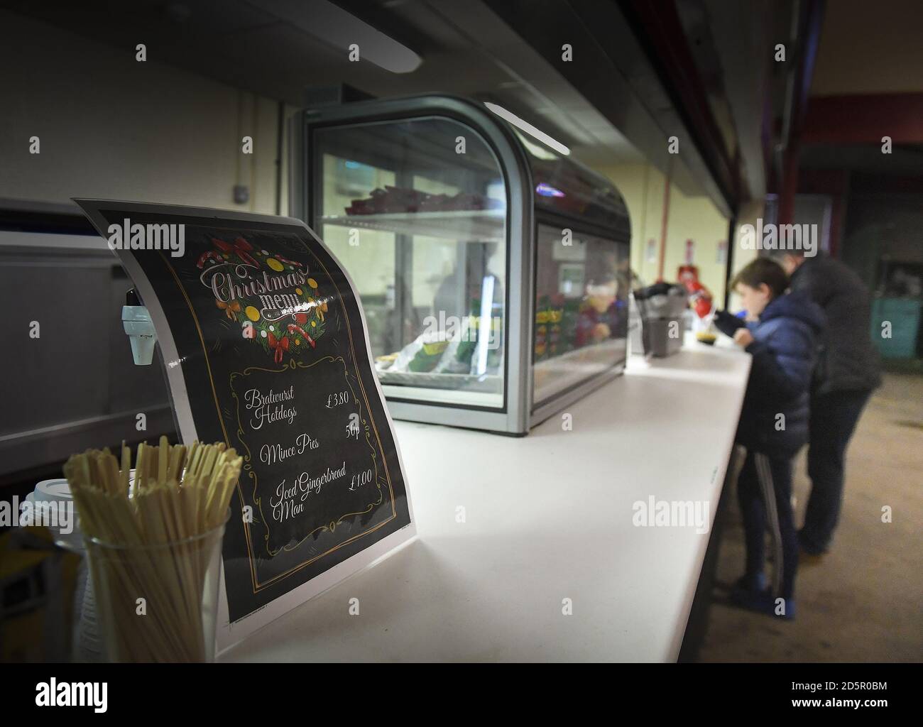 I fan comprano il cibo prima del gioco Foto Stock