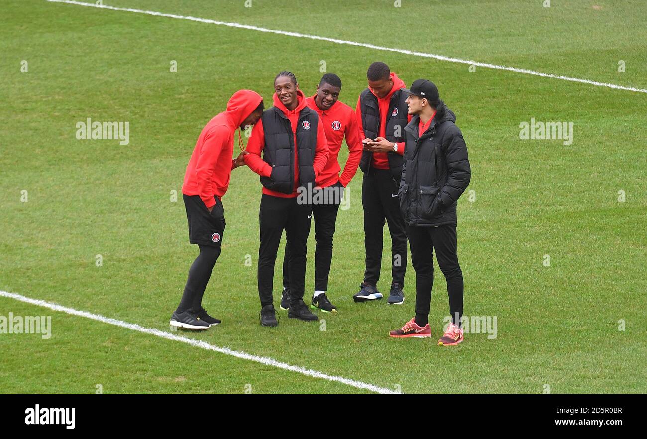 I giocatori di Charlton ispezionano il campo mentre arrivano al stadio Foto Stock