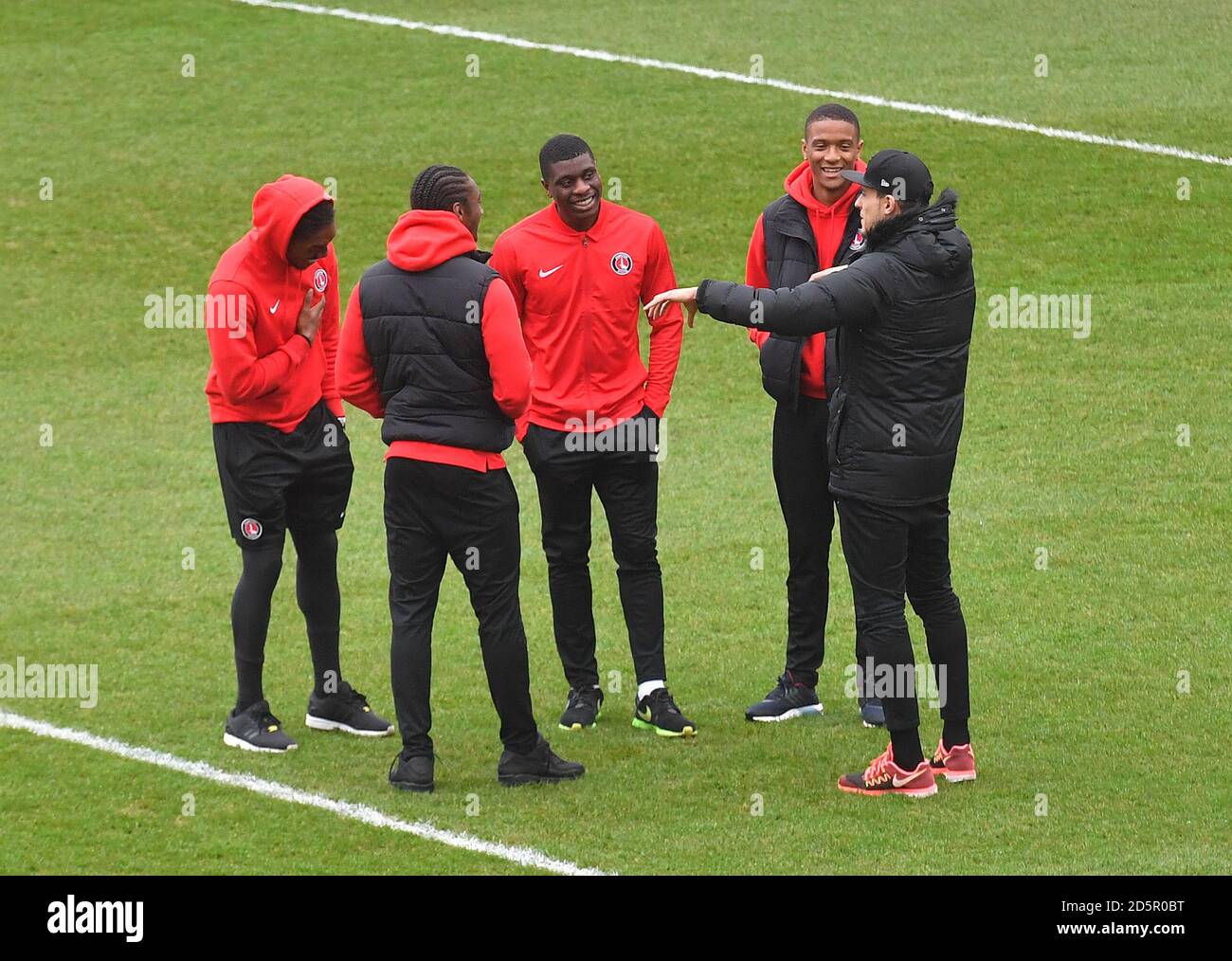 I giocatori di Charlton ispezionano il campo mentre arrivano al stadio Foto Stock