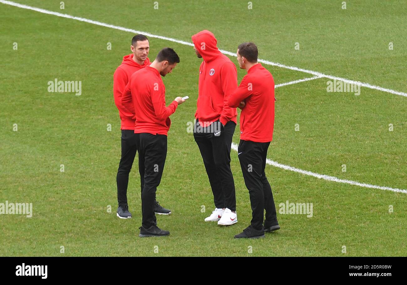 I giocatori di Charlton ispezionano il campo mentre arrivano al stadio Foto Stock