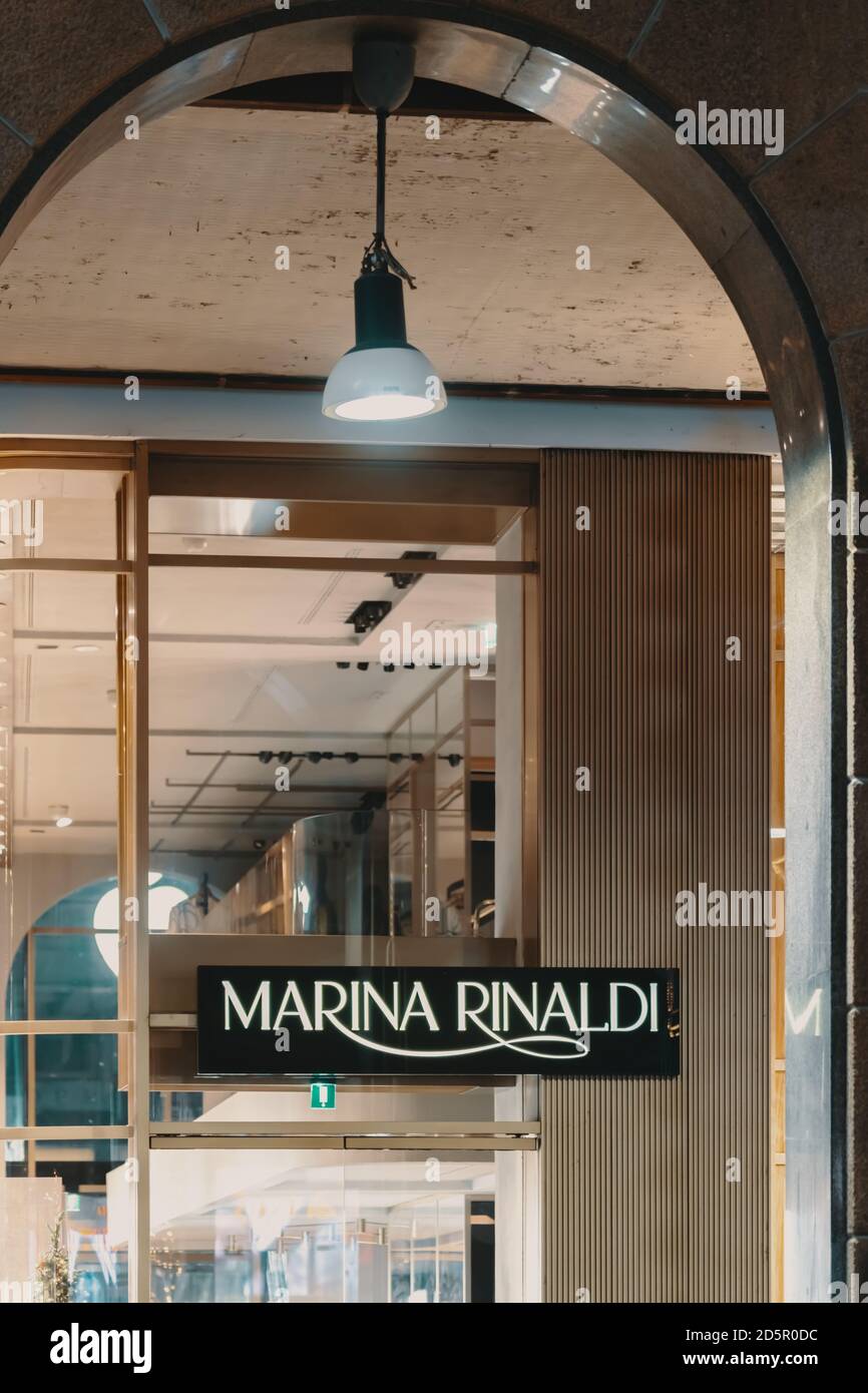 Il logo Marina Rinaldi e l'esterno del negozio di moda di lusso a Milano. Marina  Rinaldi è un marchio di moda italiano di dimensioni più. Milano, Italia -  25.12.2019 Foto stock - Alamy