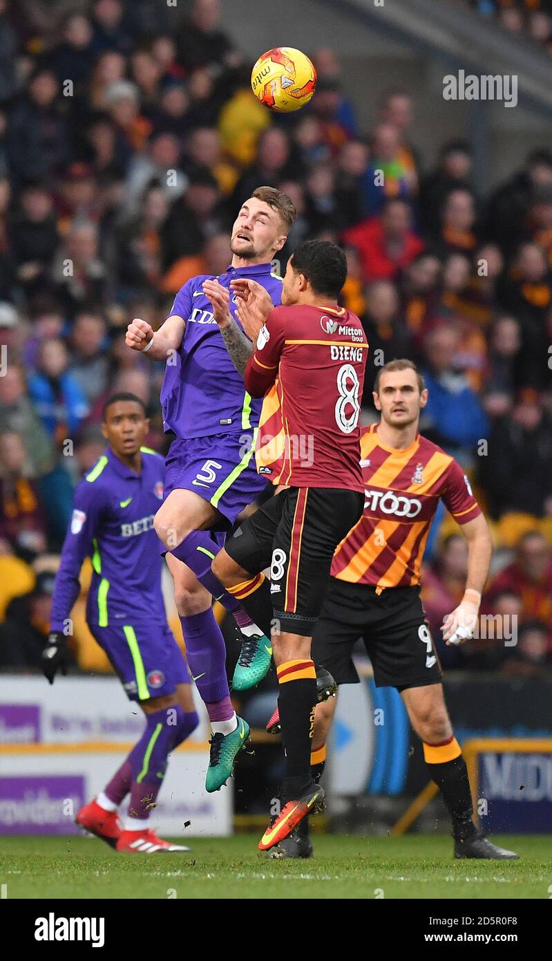 Patrick Bauer di Charlton Athletic e la battaglia Timotee Dieng di Bradford City per la sfera Foto Stock