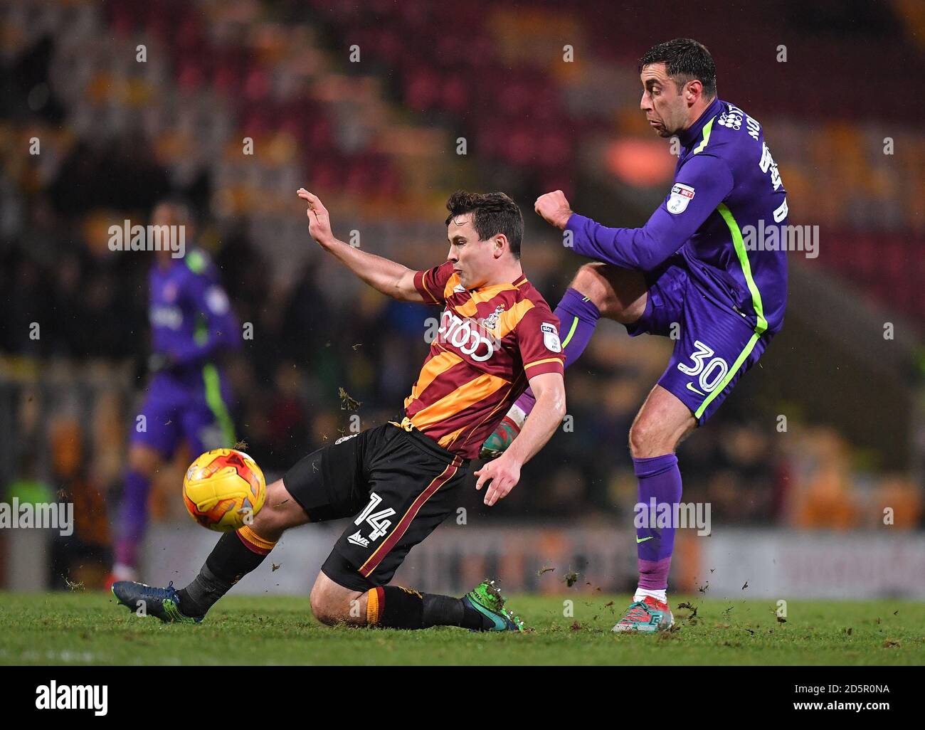 Lee Novak di Charlton Athletic combatte con Josh Cullen di Bradford City Foto Stock