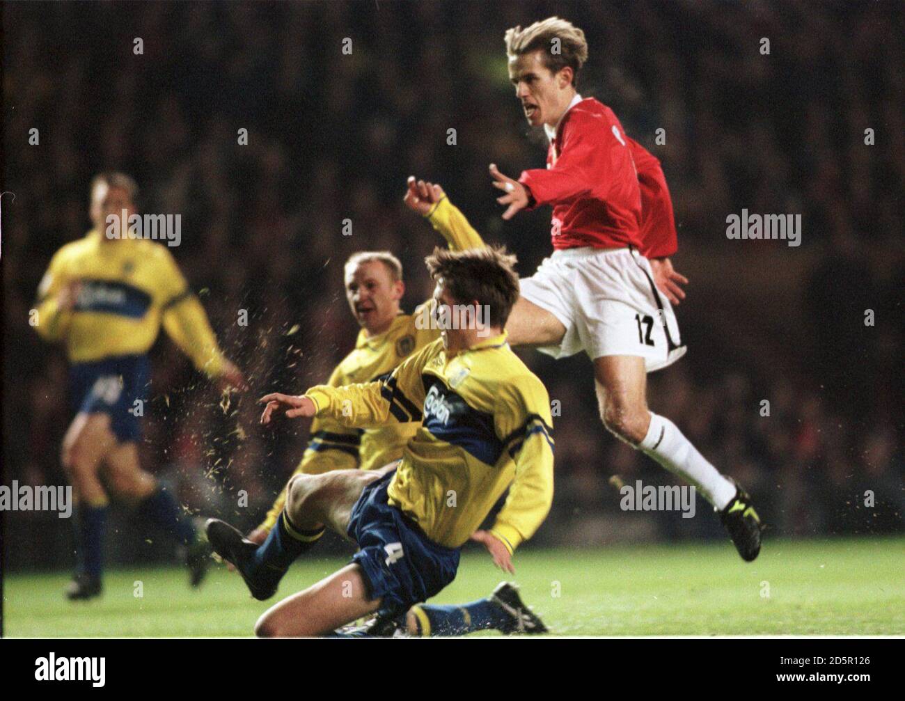 Phil Neville di Manchester United (a destra) segna il terzo gol Del gioco prima per Nielsen di Brondby (centro) CAN faccia un'attrezzatura Foto Stock