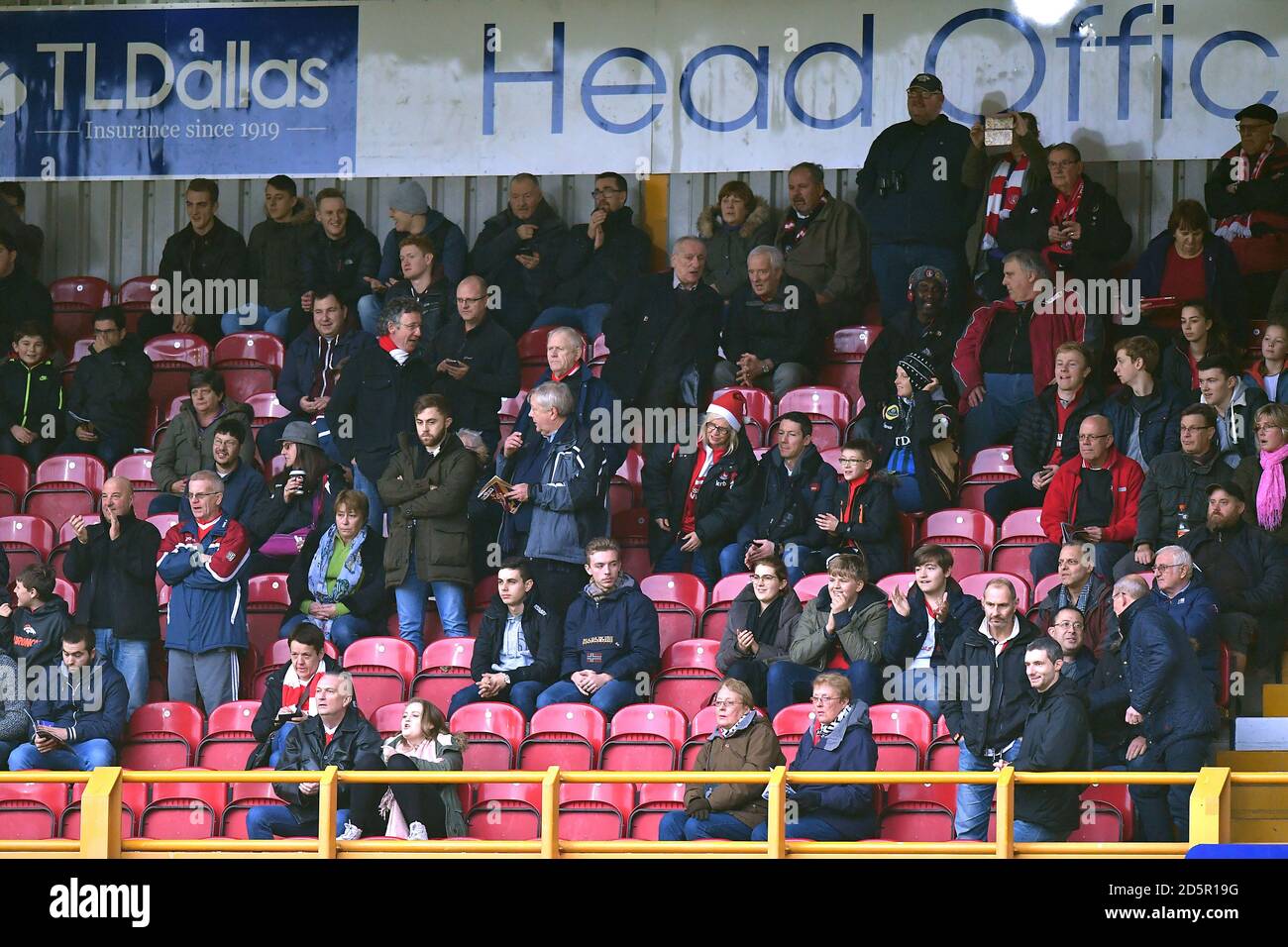 Tifosi di Charlton Athletic negli stand a Northern spot Stadio di Valley Parade Foto Stock