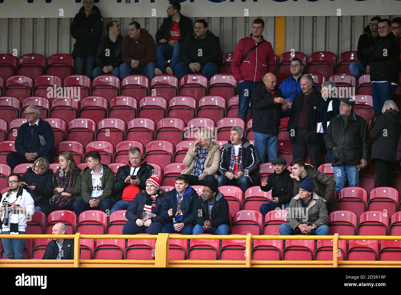 Tifosi di Charlton Athletic negli stand a Northern spot Stadio di Valley Parade Foto Stock
