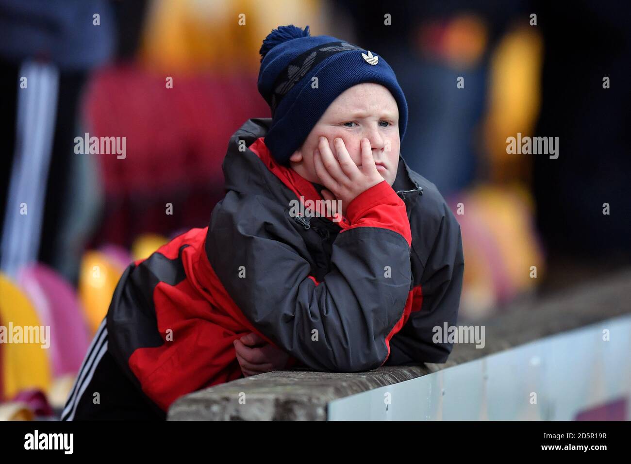 Tifosi di Charlton Athletic negli stand a Northern spot Stadio di Valley Parade Foto Stock