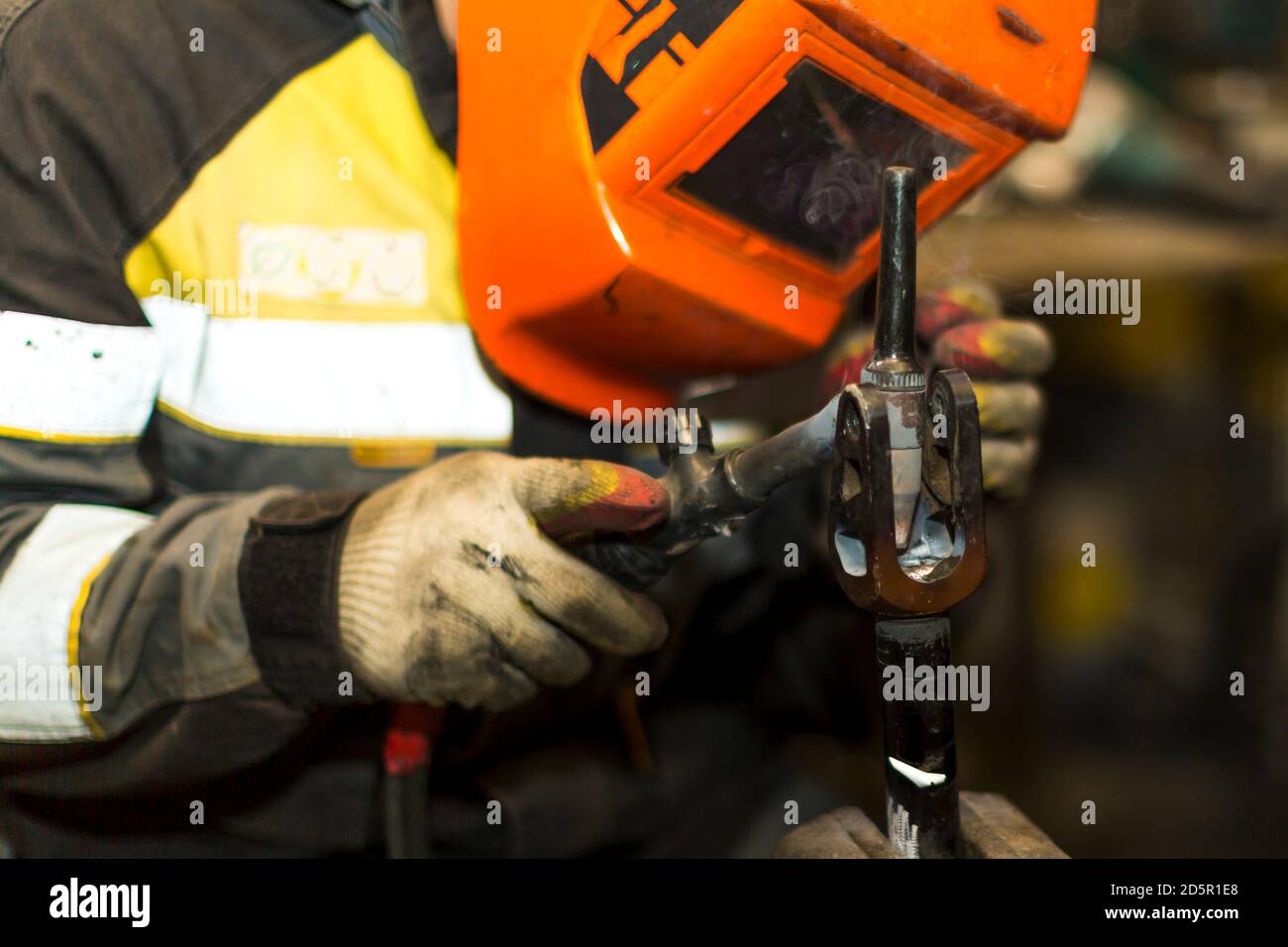 Saldatura TIG di una parte in alluminio per un'autovettura Foto Stock