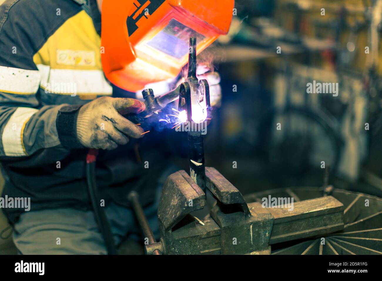 Saldatura TIG di una parte in alluminio per un'autovettura Foto Stock