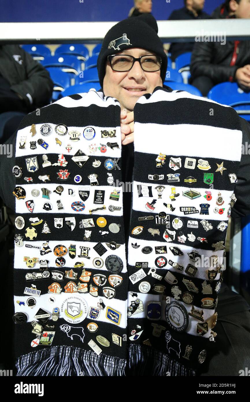 Jeremy Rogers, sostenitore della contea di Derby, mostra i badge sulla sua sciarpa prima della partita contro i Queens Park Rangers. Foto Stock