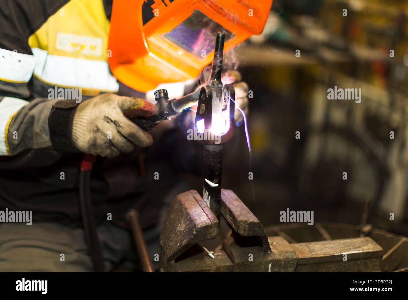 Saldatura TIG di una parte in alluminio per un'autovettura Foto Stock