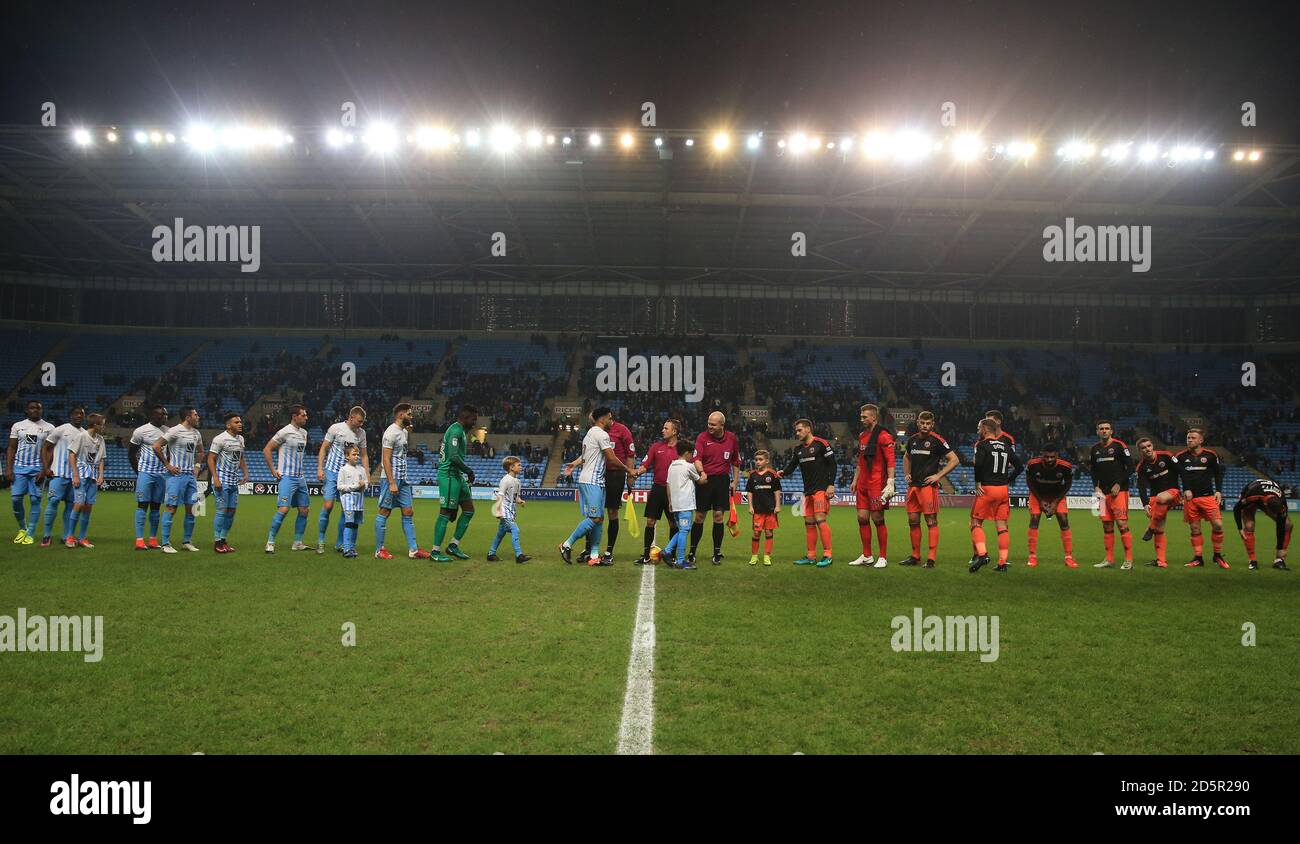 I due del team di agitare le mani prima di kick-off Foto Stock