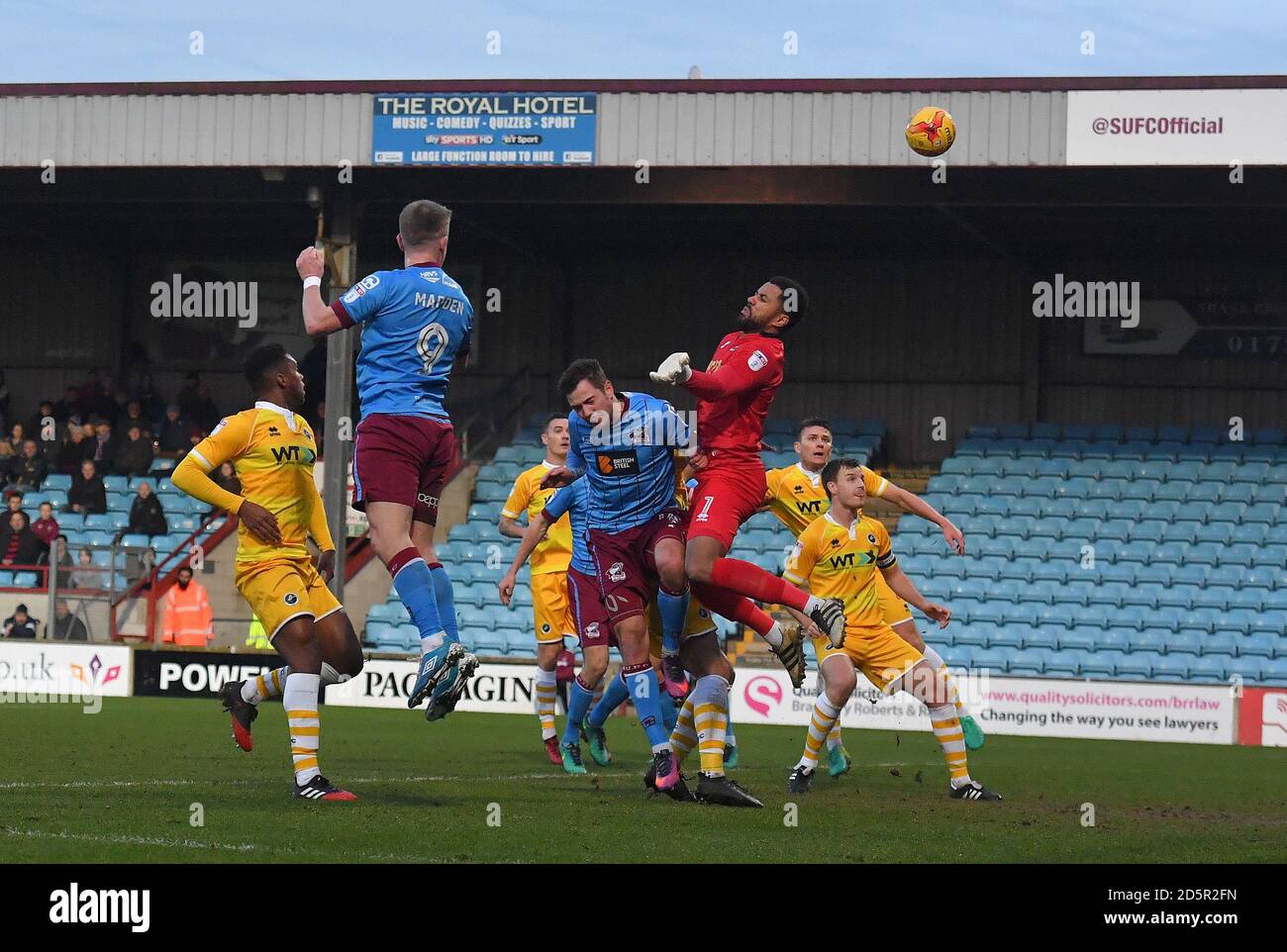 Paddy Madden di Scunthorpe United (a sinistra) batte Jordan Archer di Millwall segna il primo gol della sua squadra Foto Stock