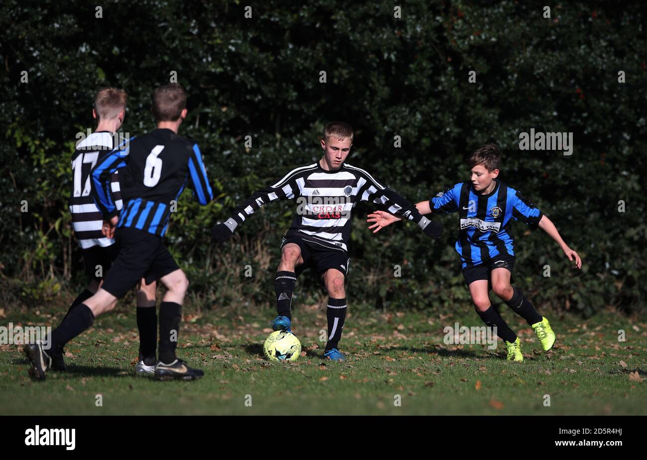 Chorleywood Common Youth Hurricane U15's (kit bianco e nero) contro Berkhamsted Raiders Black U15's (kit blu e nero) alla Chorleywood House, Hertfordshire. Foto Stock