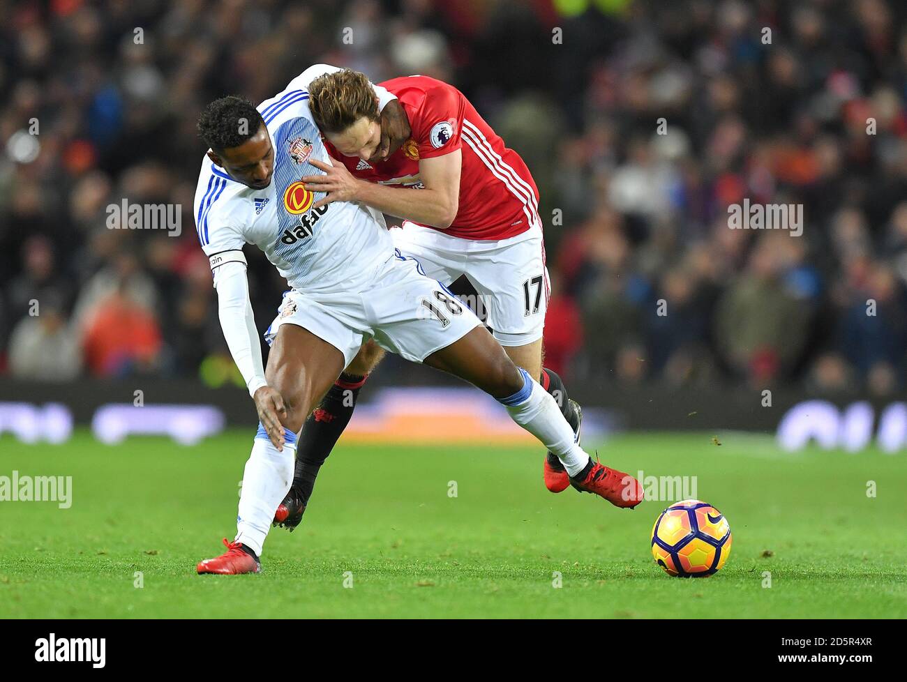 Daley Blind (a destra) di Manchester United ottiene un headlock da Sunderland's. Jermain Defoe Foto Stock