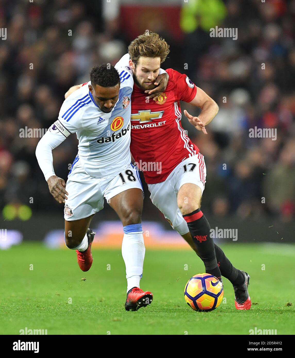 Daley Blind (a destra) di Manchester United ottiene un headlock da Sunderland's. Jermain Defoe Foto Stock