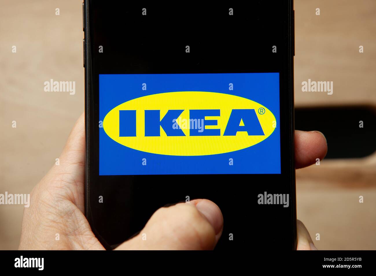 Logo di Ikea sullo schermo dell'iPhone 11 in mano. La più grande azienda di interior design e negozio inizia una seconda mano, mercato di mobili usati. Foto Stock