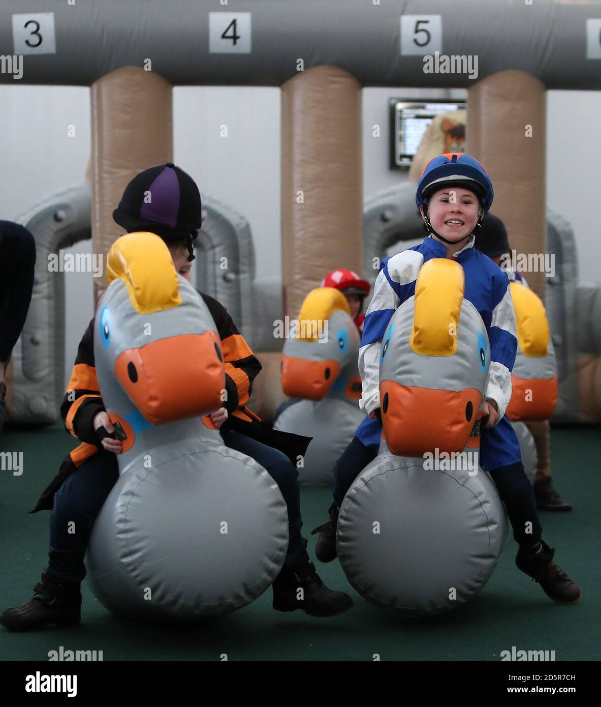 I bambini possono praticare attività nella Family Fun zone all'indirizzo Ippodromo di Cheltenham Foto Stock