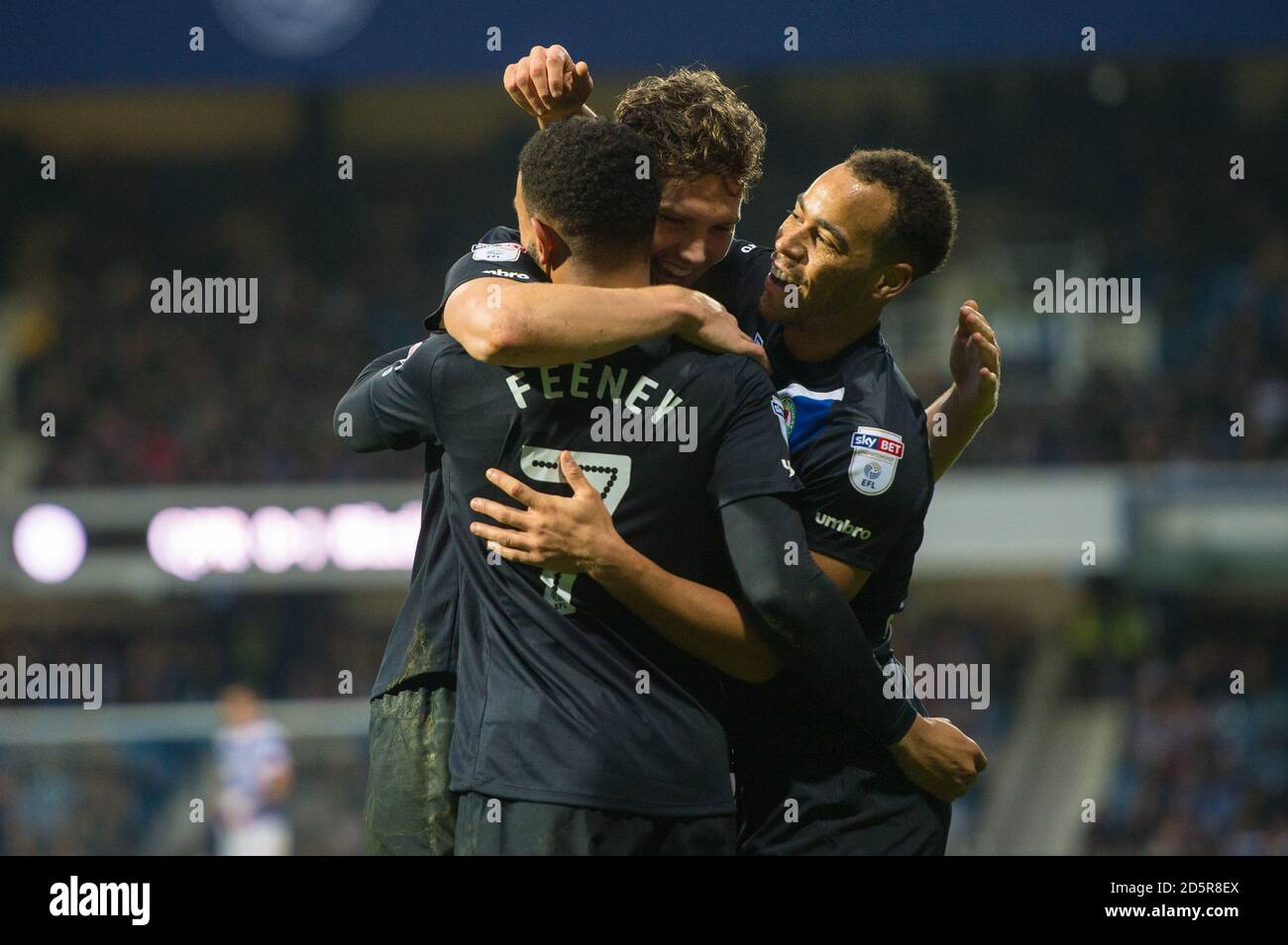 Liam Feeney di Blackburn Rovers (a sinistra) si congratula con i suoi compagni di squadra dopo aver segnato il secondo gol della sua parte. Foto Stock