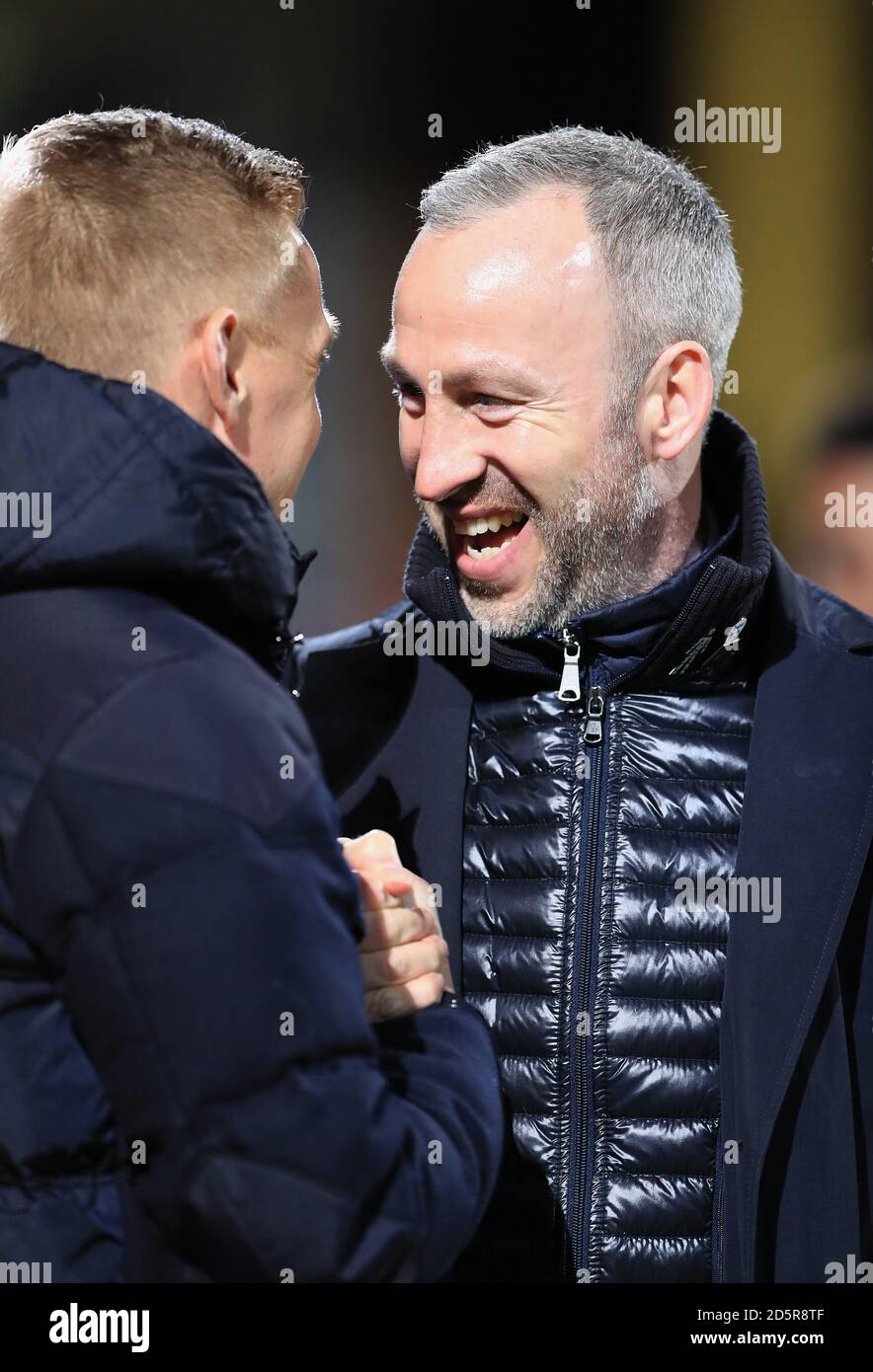 Il manager Leeds United Garry Monk (a sinistra) scuote le mani con Cambridge Il manager Unito Shaun Derry prima del gioco Foto Stock
