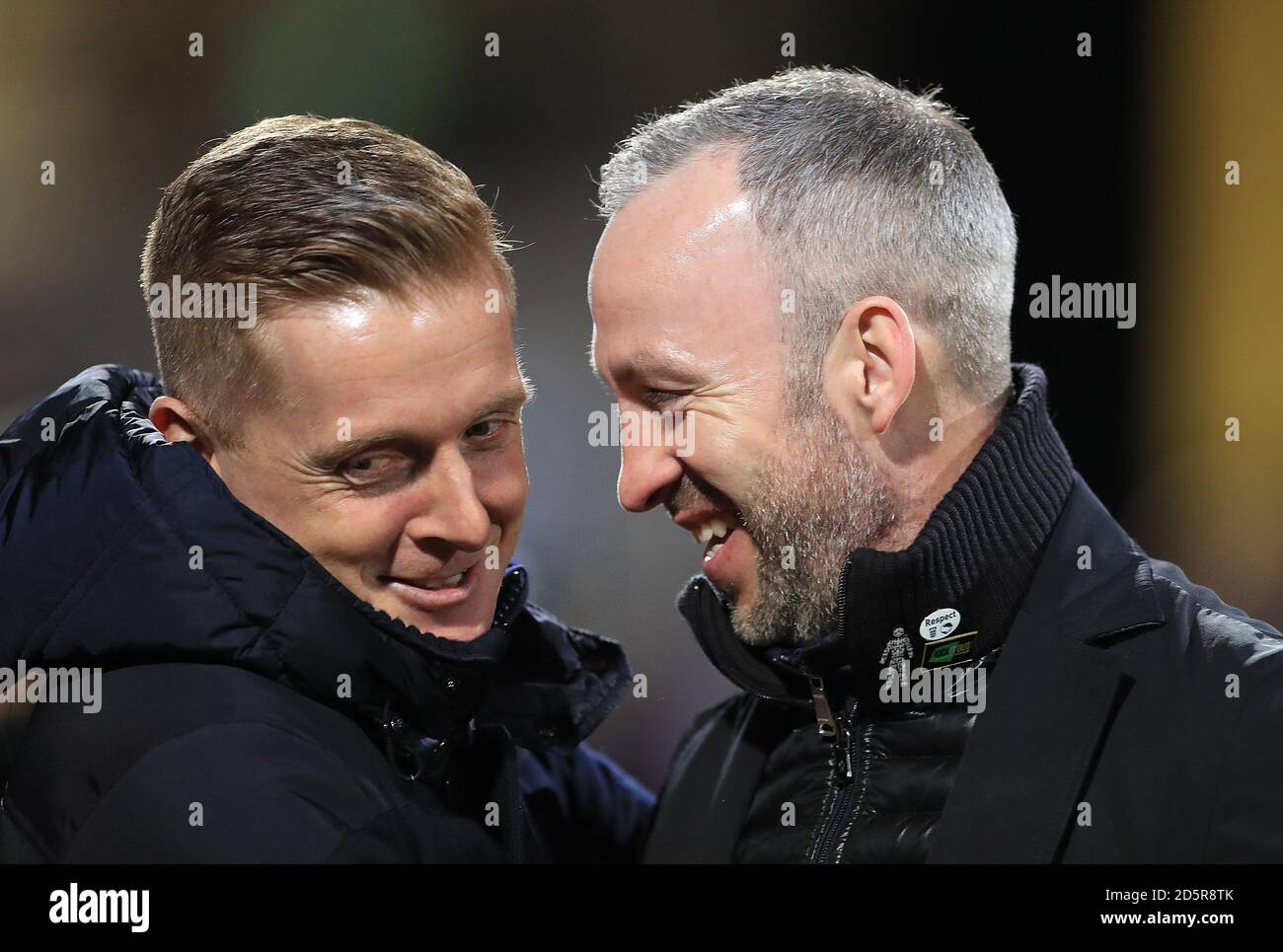 Il manager Leeds United Garry Monk (a sinistra) scuote le mani con Cambridge Il manager Unito Shaun Derry prima del gioco Foto Stock