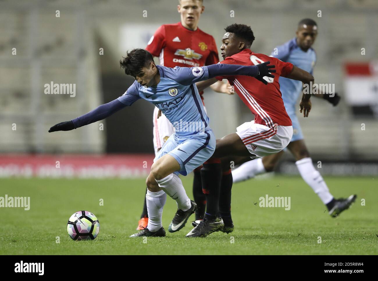 Matthew Willock di Manchester United combatte per la palla con Manchester Brahim Diaz della città Foto Stock