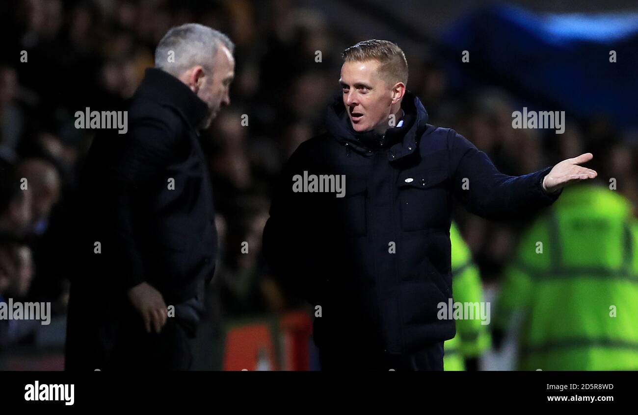 Leeds United manager Garry Monk (a destra) gesti a Cambridge United il direttore Shaun Derry sulla linea di contatto Foto Stock
