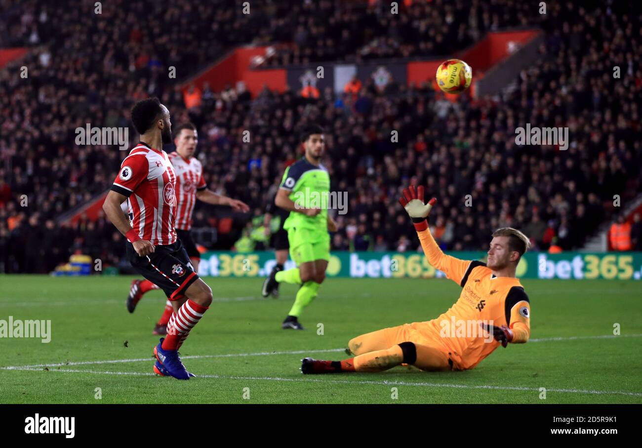 Il Nathan Redmond di Southampton è il portiere di Liverpool Loris Karius Foto Stock