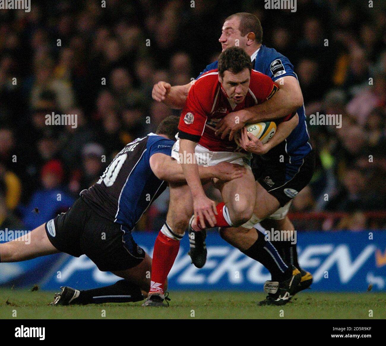 Chris Malone di Bath e Steve Borthwick affrontano Llanelli Scarlets' Mark Jones Foto Stock