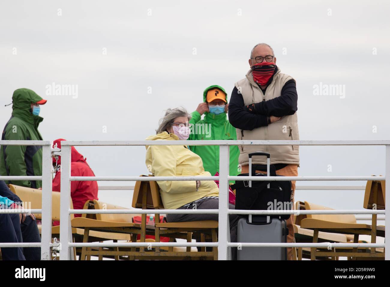 I turisti indossano maschere mentre viaggiano in traghetto dalle Isole Frisone durante la pandemia del covid-19. Bassa Sassonia. Germania. Ottobre 2020 Foto Stock