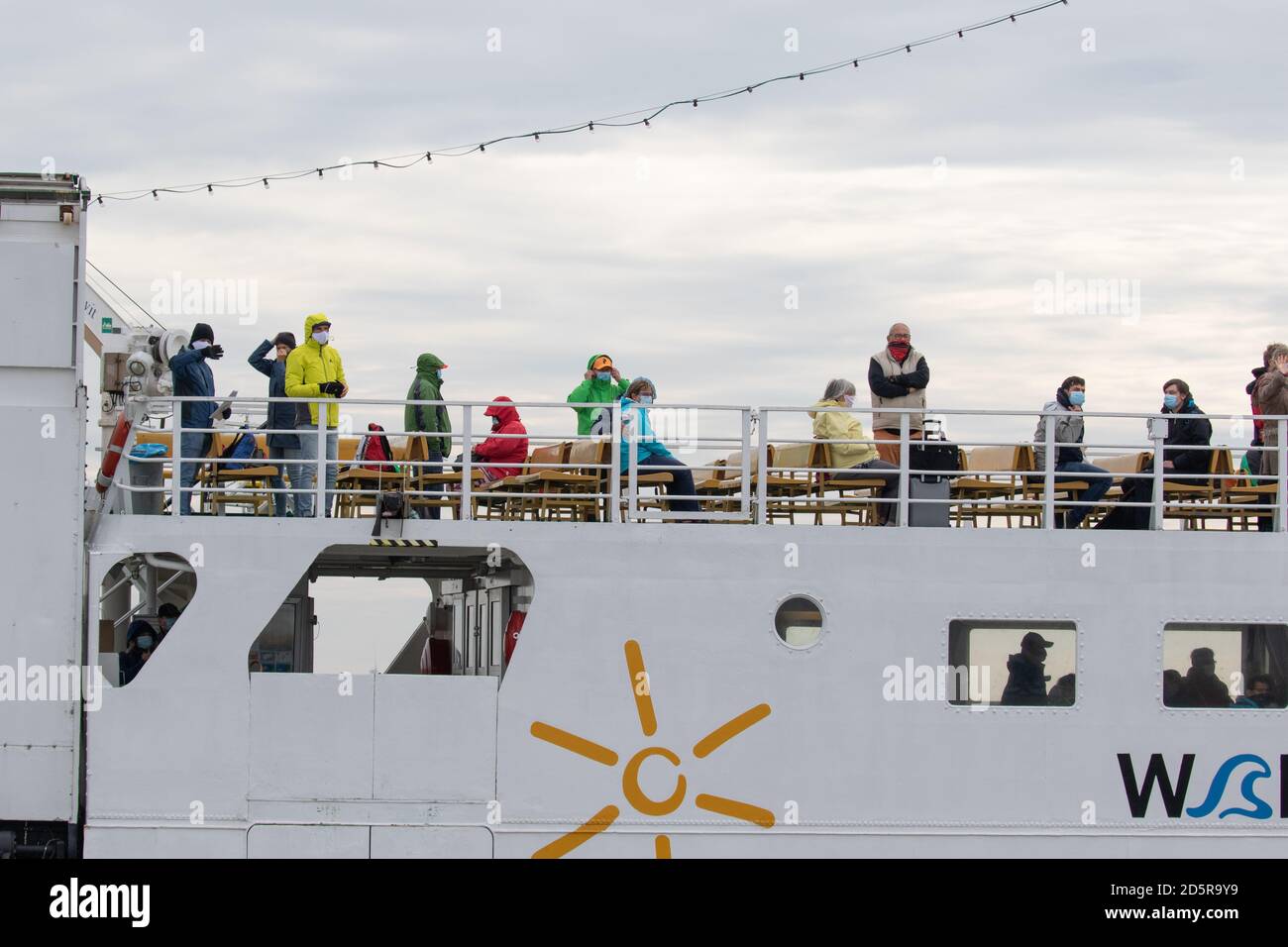 I turisti indossano maschere mentre viaggiano in traghetto dalle Isole Frisone durante la pandemia del covid-19. Bassa Sassonia. Germania. Ottobre 2020 Foto Stock