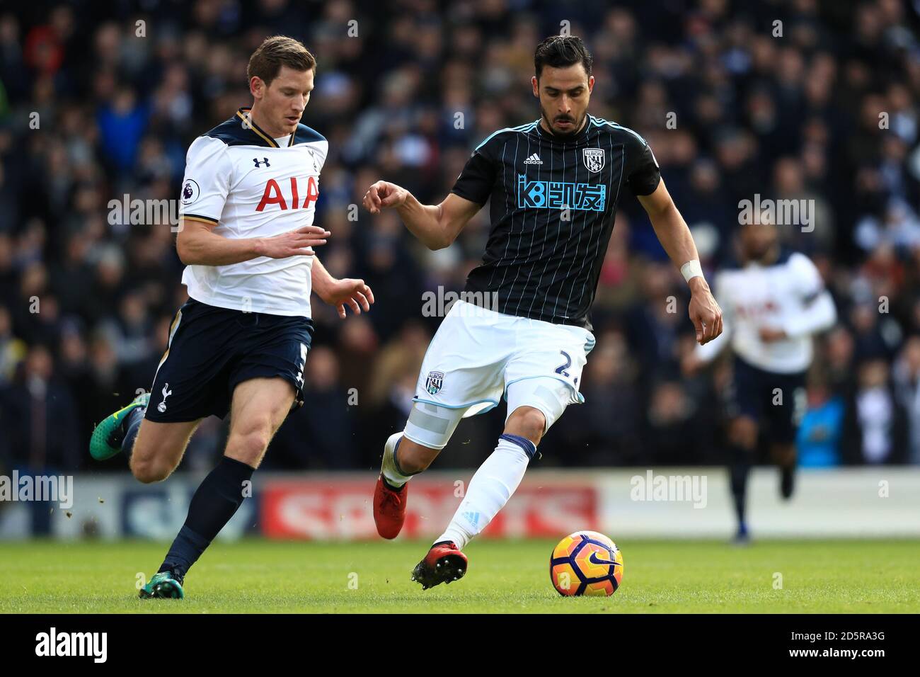 Jan Vertonghen di Tottenham Hotspur (a sinistra) e West Bromwich Albion's Allan Nyom battaglia per la palla Foto Stock