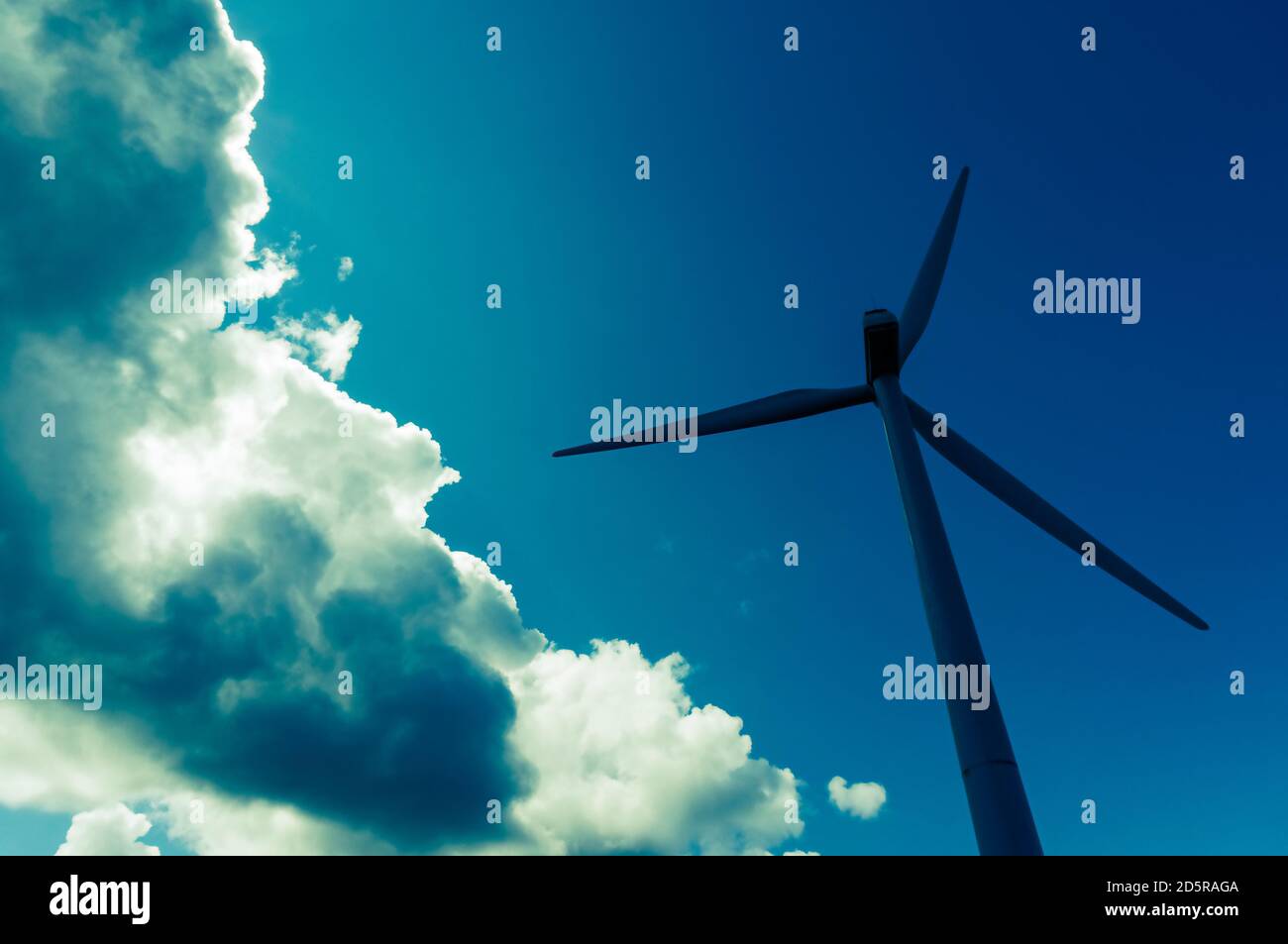 Silhouette di un mulino a vento con nuvole sullo sfondo Foto Stock
