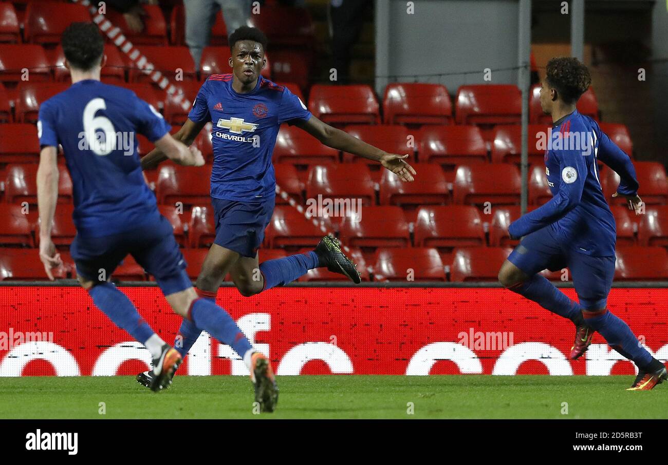 Matthew Willock (centro) di Manchester United celebra il suo obiettivo contro Liverpool con i compagni di squadra Foto Stock