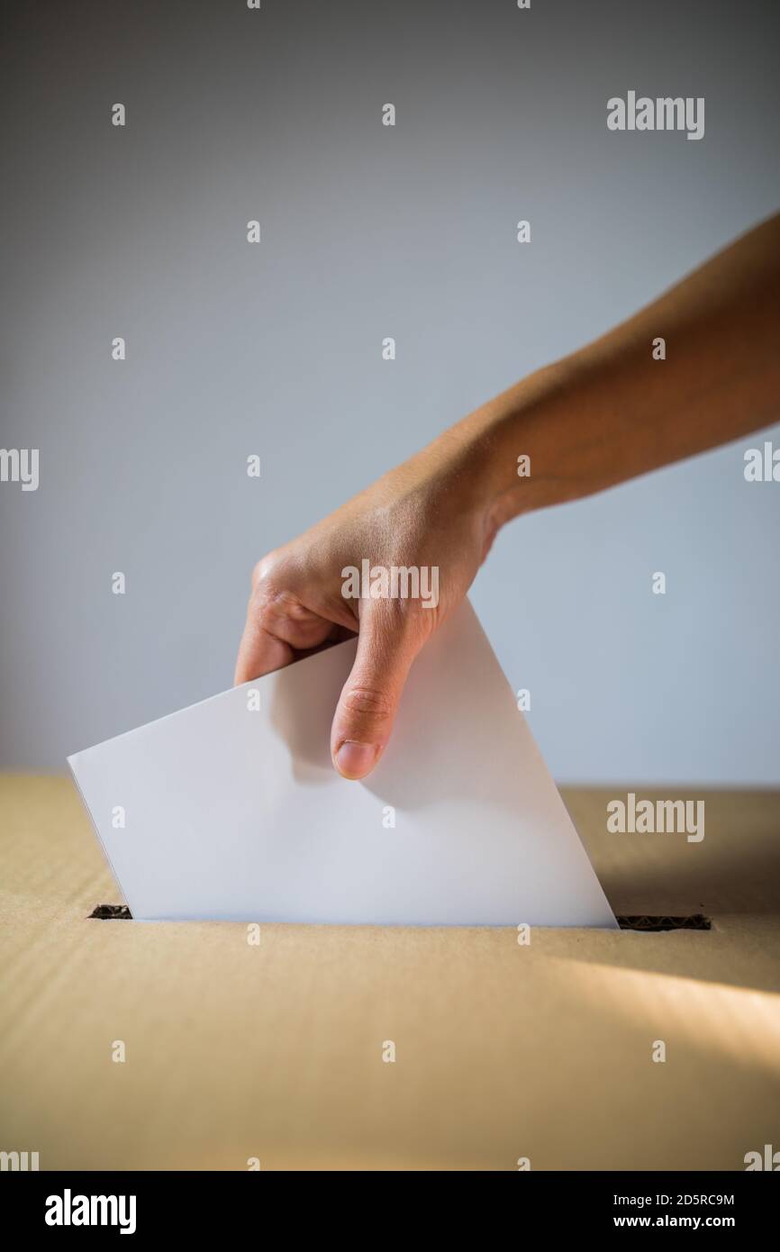 Immagine concettuale di una persona che vota, che ha fatto un voto in una stazione di voto, durante le elezioni. Foto Stock