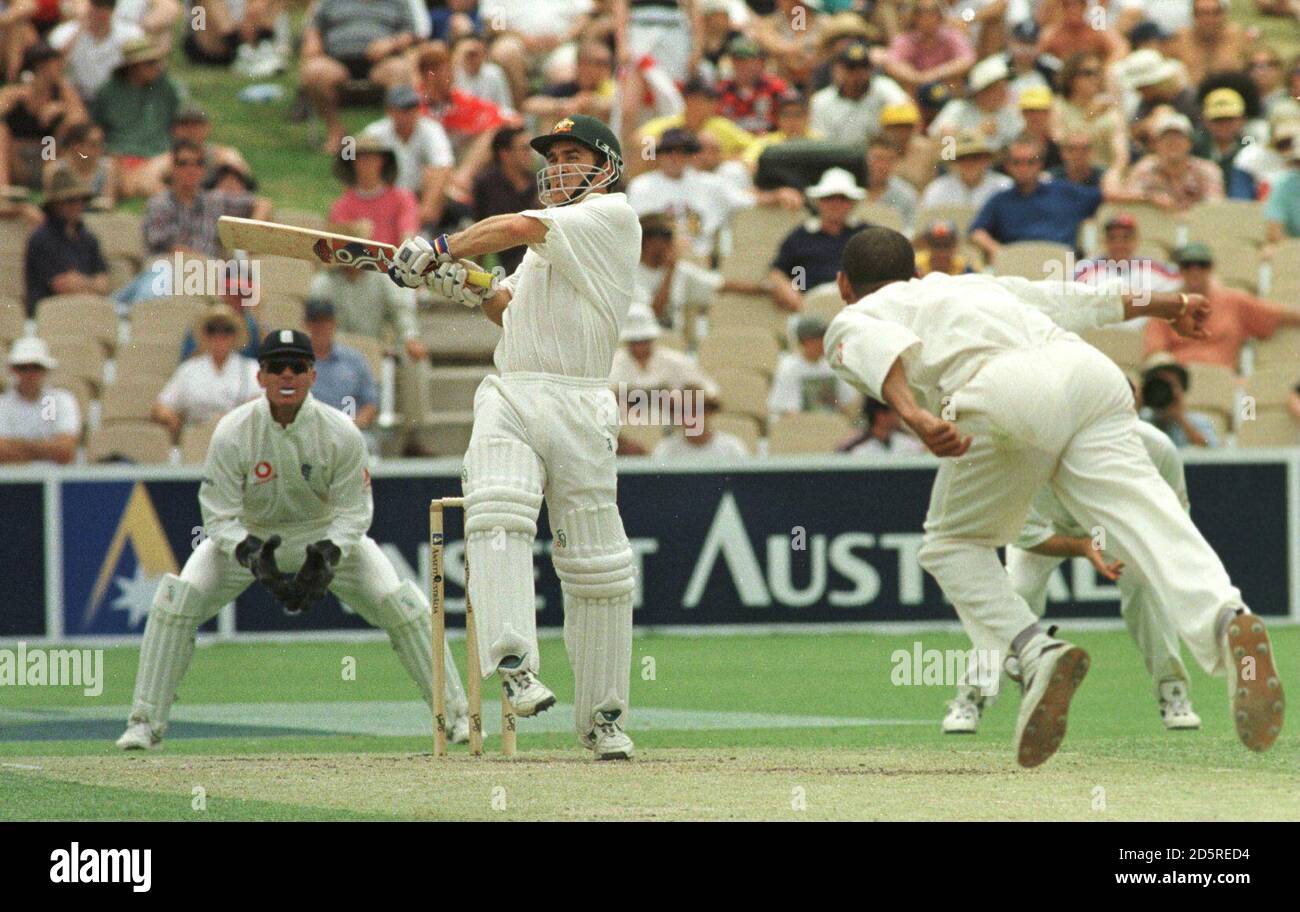 Justin Langer dell'Australia si aggancia a Dean Headley dell'Inghilterra modo a 179 non fuori Foto Stock