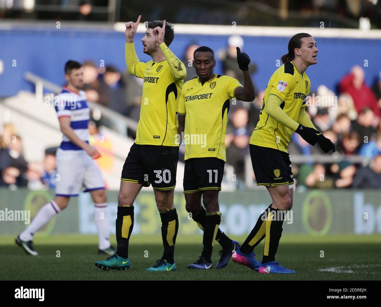 Luke Murphy (a sinistra) di Burton Albion celebra dopo aver segnato il suo lato Primo obiettivo del gioco contro i Rangers Queens Park Foto Stock