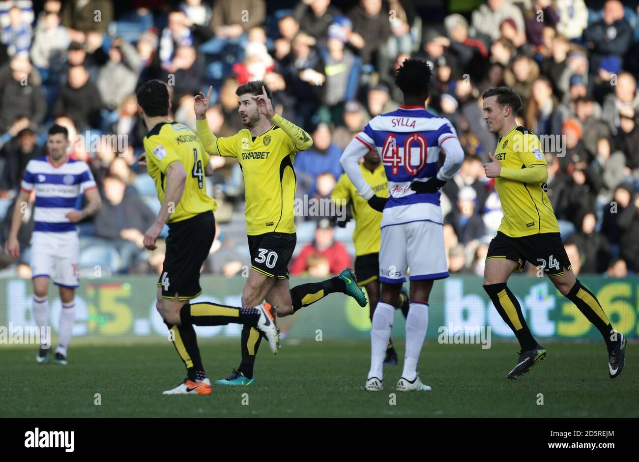 Luke Murphy di Burton Albion (seconda a sinistra) festeggia dopo aver segnato il suo primo obiettivo del gioco Contro Queens Park Rangers Foto Stock