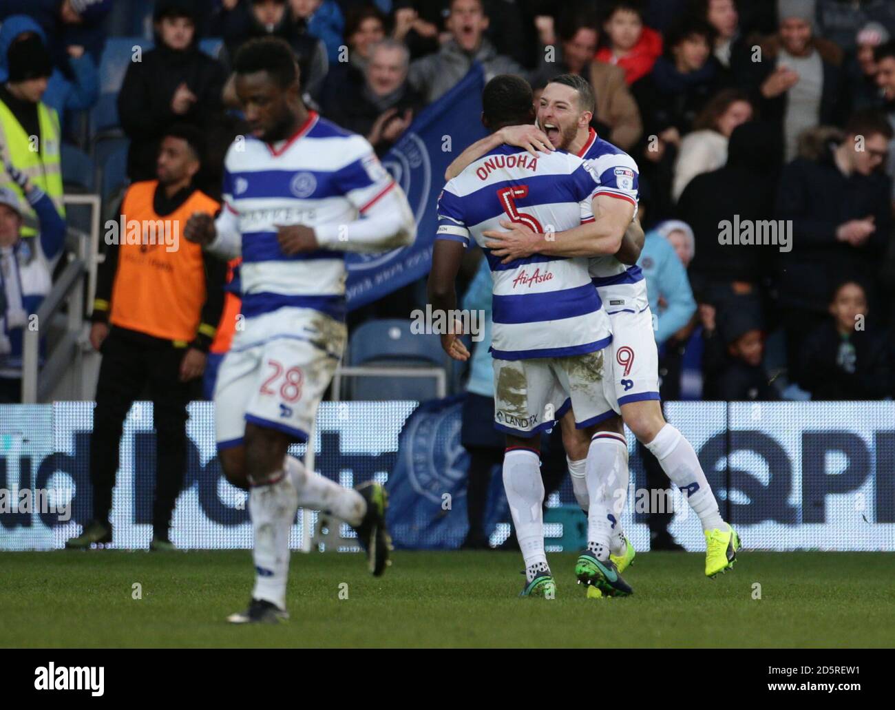 Queens Park Rangers' Conor Washington (a destra) celebra il punteggio contro Burton Albion Foto Stock