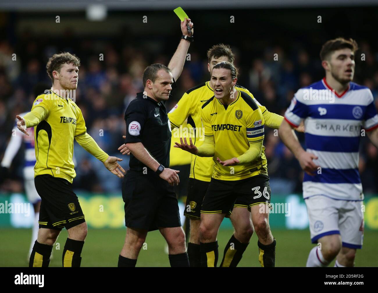 Jackson Irvine di Burton Albion (n. 36) viene mostrato un cartellino giallo dall'arbitro Foto Stock