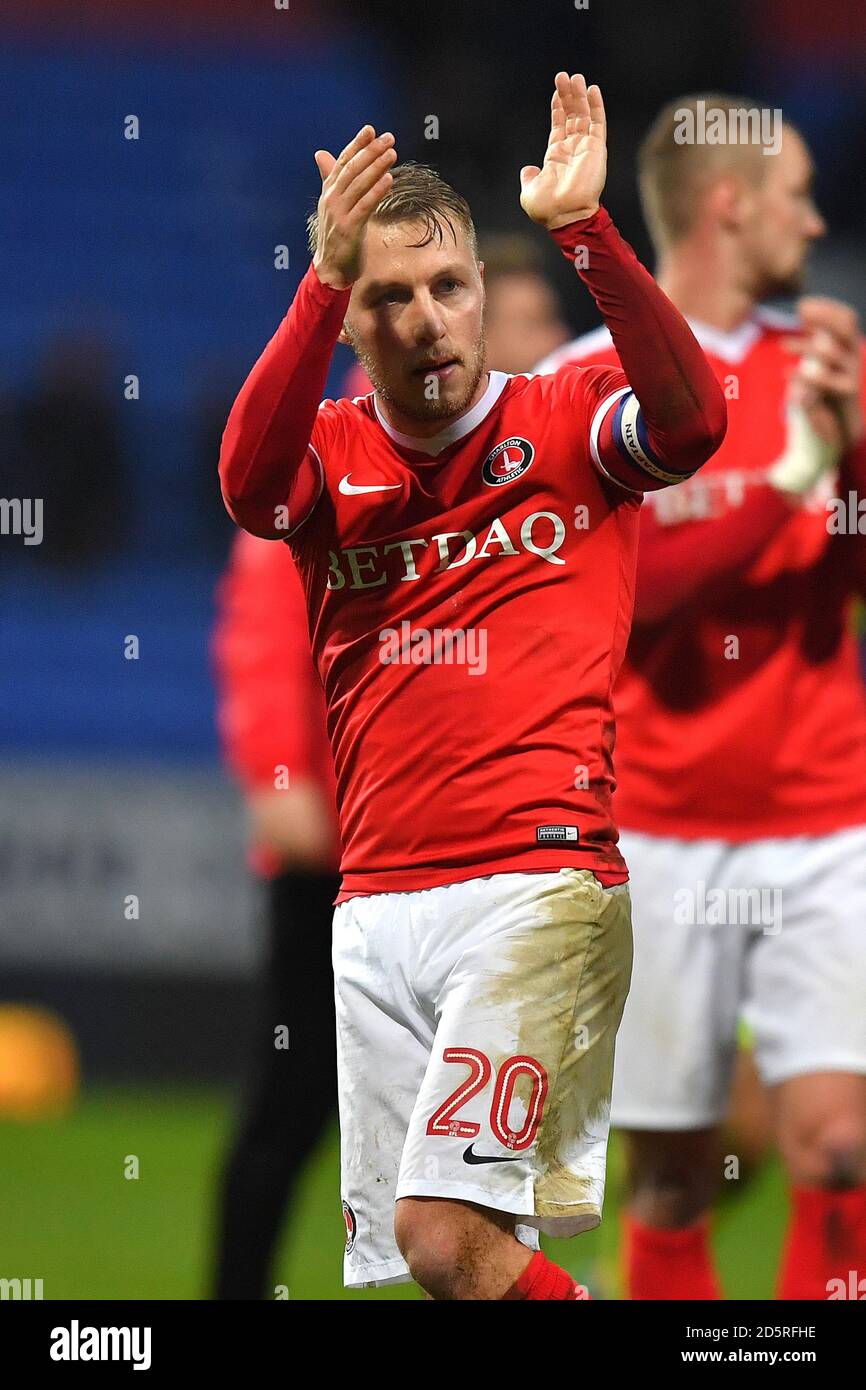 Chris Solly di Charlton Athletic applaude il supporto in viaggio Foto Stock