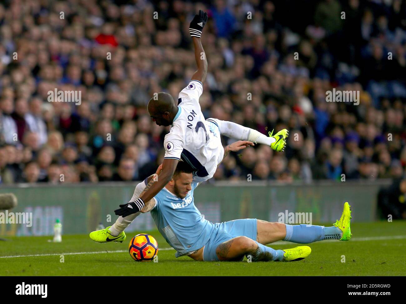 West Bromwich Albion's Allan Nyom (a sinistra) e Stoke City's Marko Arnautovic battaglia per la palla Foto Stock