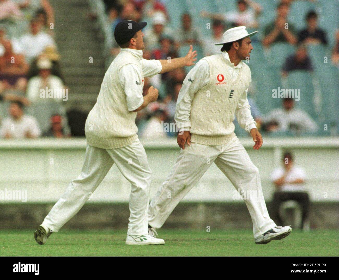 Mark Ramprakash in Inghilterra riceve il sostegno del suo capitano Alec Stewart Dopo aver preso l'Australia Justin Langer per il 30 Foto Stock