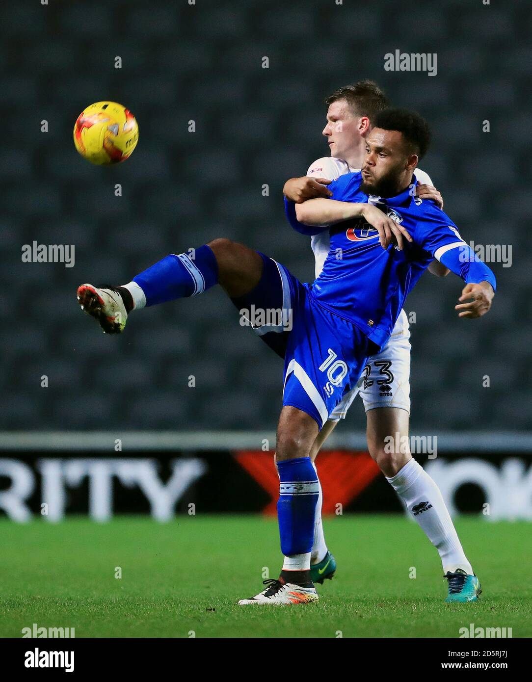 MK Dons' Paul Downing (a destra) e Oldham Athletic's Aaron Holloway combatti per la palla Foto Stock